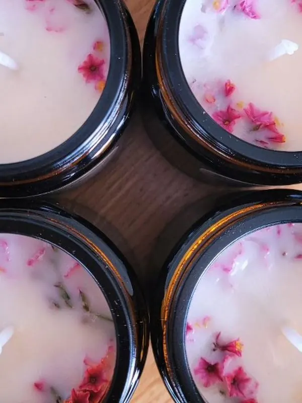 Bougies parfumées artisanales aux fleurs séchées, en pot de verre ambré